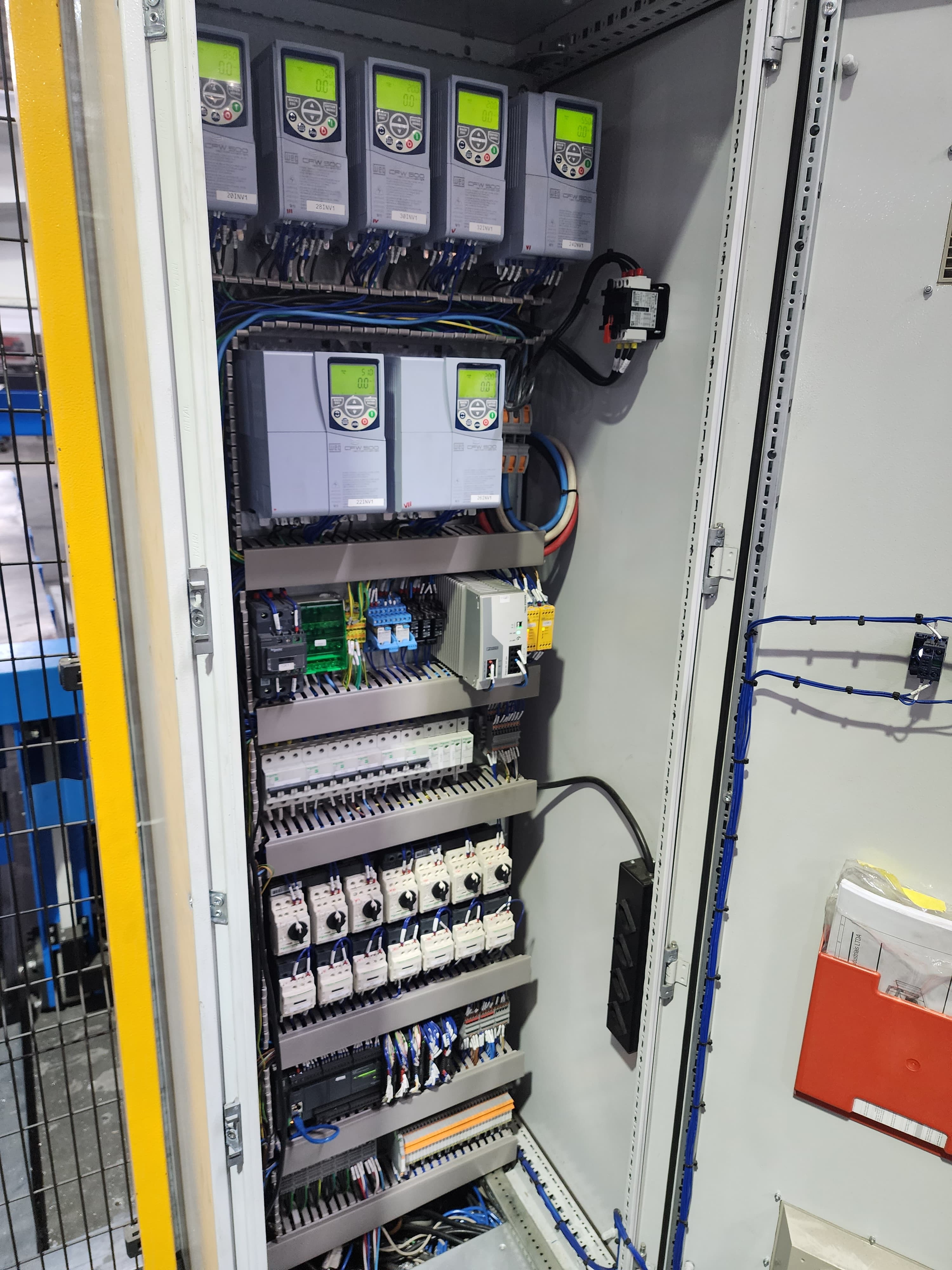 Painel industrial com inversores de frequência e CLPs — conformidade normativa