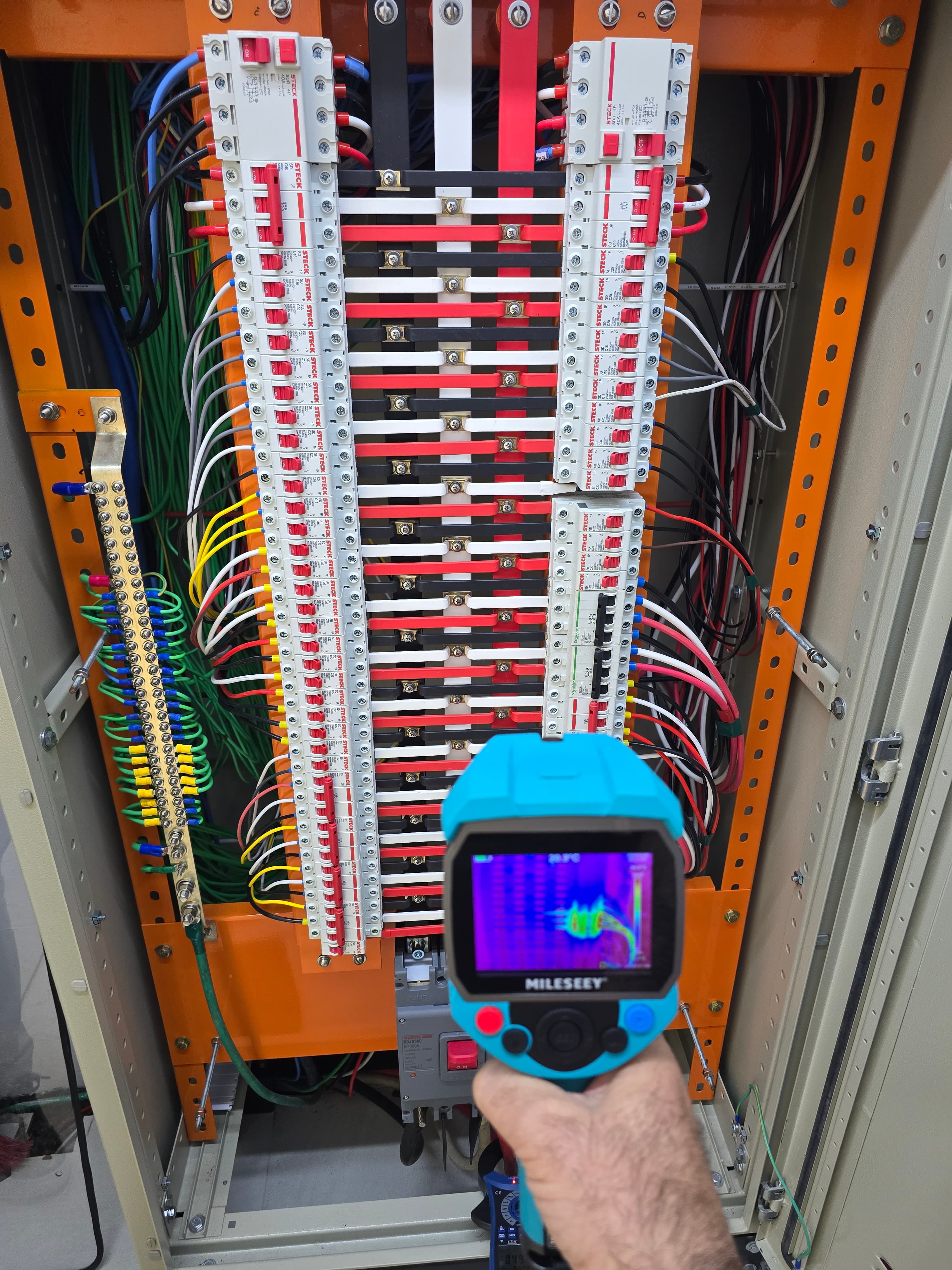 Termografia Hikmicro em quadro de disjuntores — inspeção em campo