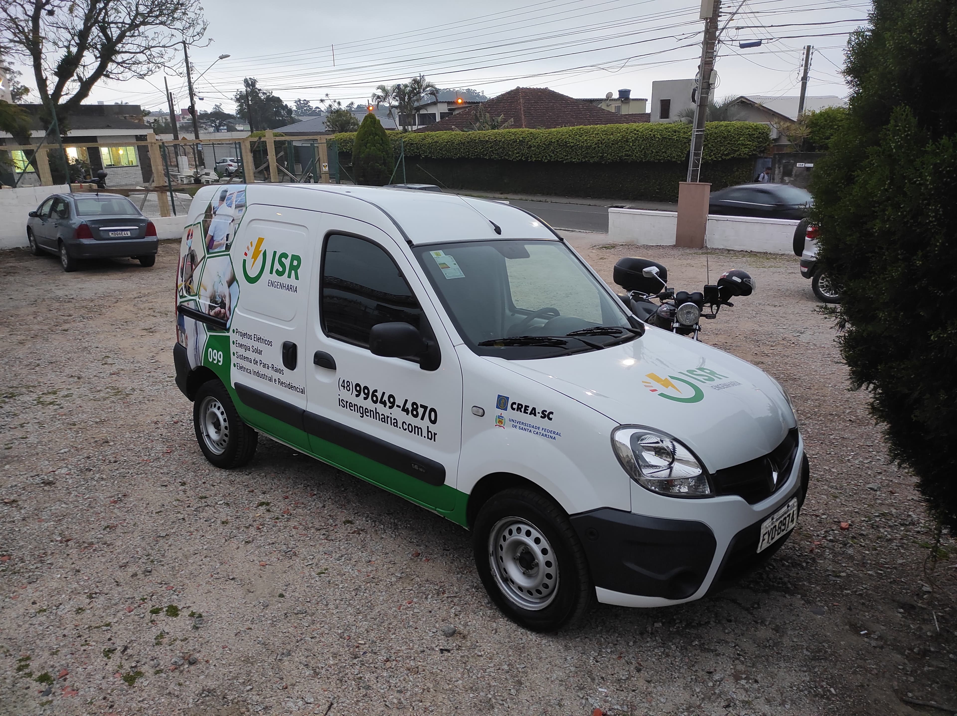 Van da ISR Engenharia com logo e CREA-SC — empresa de engenharia elétrica em Florianópolis